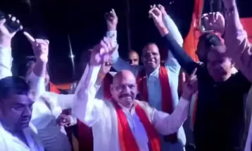 भरतपुर में देर रात चौराहे पर बीजेपी प्रत्याशी ने जमकर लगाए ठुमके, चुनाव प्रचार के लिए निकले थे नेताजी