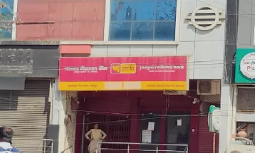 जयपुर के झोटवाड़ा इलाके में बैंक के अंदर फायरिंग, मैनेजर घायल, एक बदमाश को लोगों ने पकड़ा